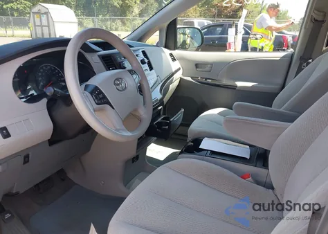 2013 Toyota Sienna Le V6 8 Passenger z USA, uszkodzony, nr VIN 5TDKK3DC3DS401117